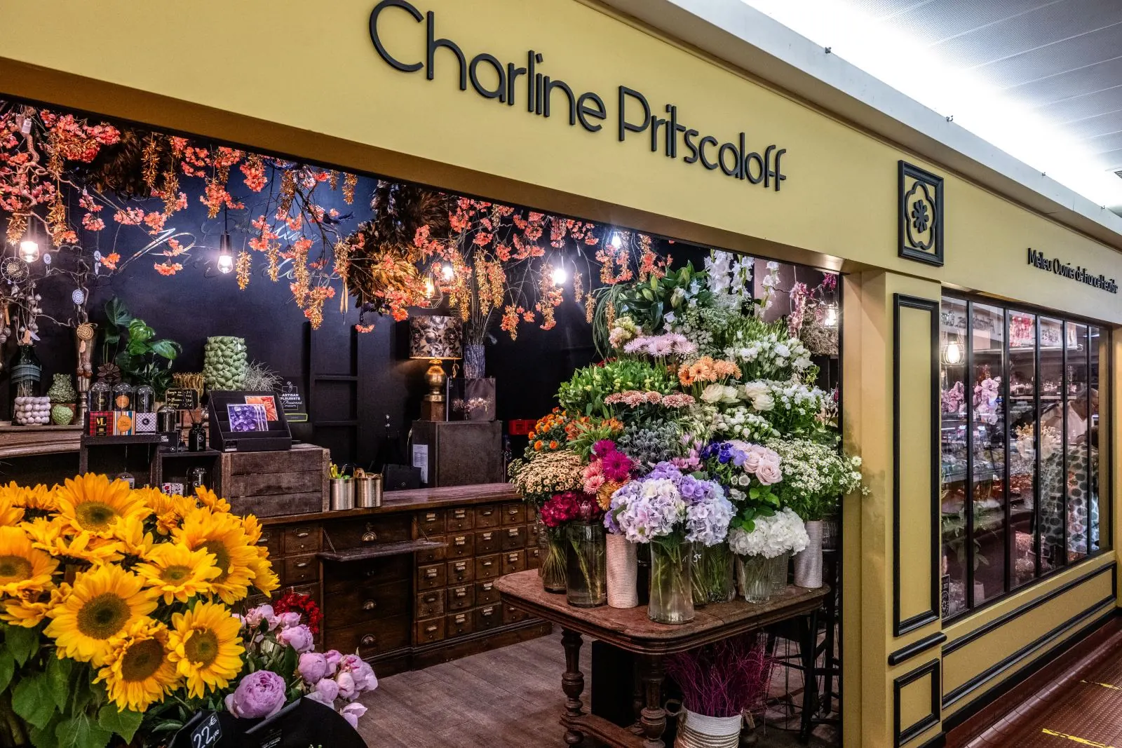 Intérieur fleuri de la boutique des Halles Châtelet